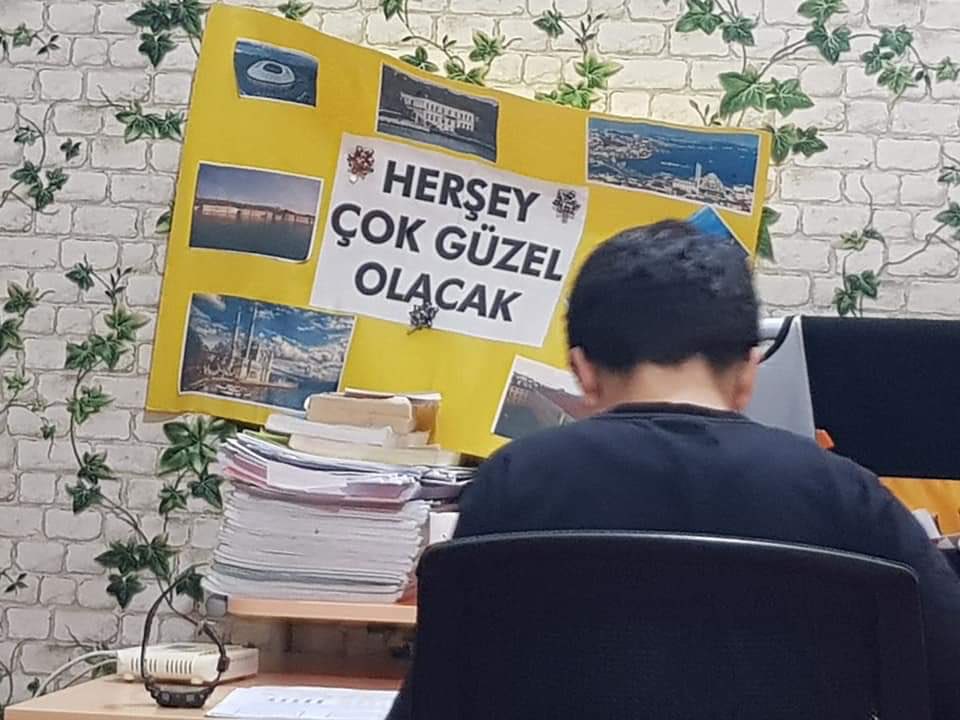 Acımız büyük
Hatay Dörtyol’da #HerŞeyÇokGüzelOlacak
sloganını karşısına asıp LGS’ye çalışan, biriktirdiği telefon parasını İstanbul kampanyasına bağışlayan, sınavda 1 tek yanlış yapan Yılmaz Amaç’ı geçirdiği kalp krizi sonucu 15 yaşında kaybettik.
Allah rahmet eylesin.