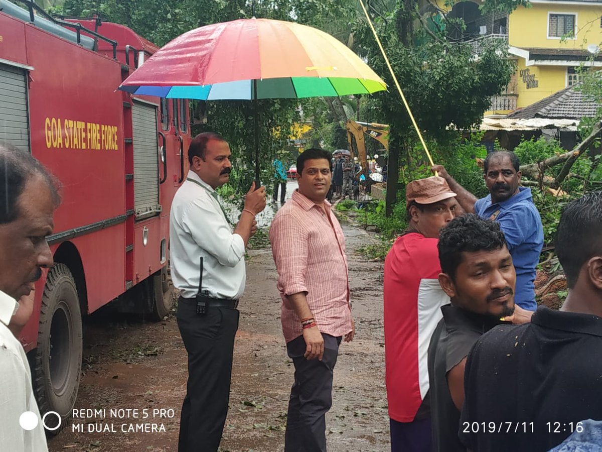 Jayeshvsal's tweet photo. Political earthquakes in Goa don't deter our mission of #PuttingBasicsInPlace & doing my job. Our work goes on. Big tree fell on Dandarim Nerul Road blocking traffic & disrupted Power. Fire & Electricity dept is doing the job on war footing with the help of locals. #NerulForward https://t.co/yKaf2aZmx9