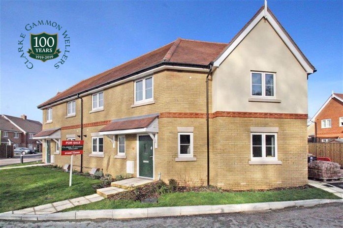 ClarkeGammon's tweet photo. Unexpectedly re-available! New 3 Bedroom House for sale (1066 sq ft). Perfect for the commuter &amp; located near Liphook station. Take a look... #StLawrenceMewsLiphook #LocalEstateAgent https://t.co/q2ONjzuxqx https://t.co/skJzdyTThy