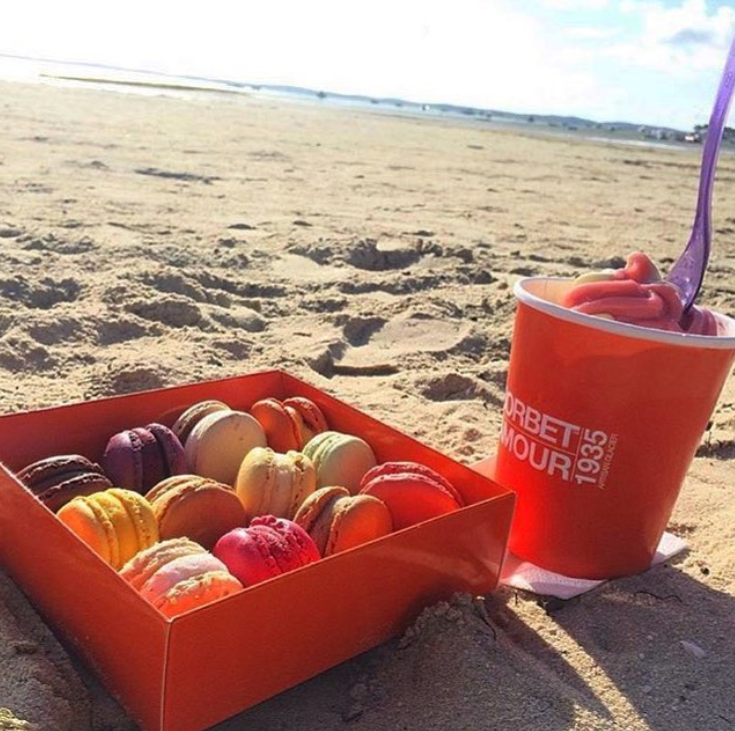 OSORBETDAMOUR's tweet photo. Avez-vous déjà goûté nos macarons glacés ? 
A la noix de coco, au chocolat, à la fraise ou encore à la pistache... Il y en a pour tous les goûts et pour toutes les couleurs 😍
📸@franckfranky https://t.co/Sa2vSp9jTf