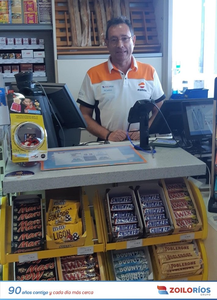 ZoiloRiosSA's tweet photo. ¡Estrenamos uniforme en nuestras #EstacionesDeServicio Repsol! 

¿Qué os parece el cambio? ¿Os gusta la nueva imagen de nuestros compañeros? 👕⛽️

¡Están muy guapos! https://t.co/UjmSZJVV8z
