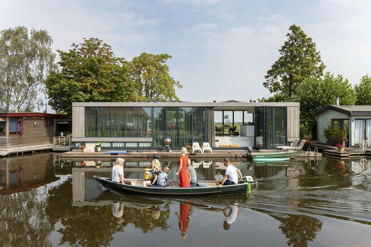 Ultiem zomergenot in woonboot die zich volledig opent naar het water. Bekijk hem op <a href="/architectenweb/">Architectenweb</a>  architectenweb.nl/nieuws/artikel… Foto's door <a href="/MarcelvdBurg/">Marcel van der Burg</a> Ontwerp samen met <a href="/architect_Ams/">Ronday Architecture</a>