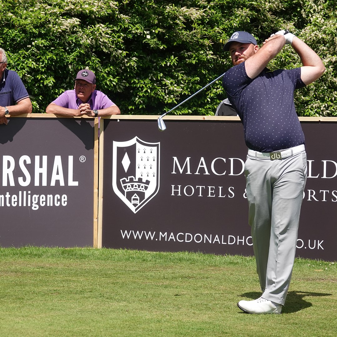 pgaeuroprotour's tweet photo. Moving above the cut line 📈

@willwhiteoak 

POS. T 2️⃣1️⃣ 
R2️⃣. ➖5️⃣ 
OVR. ➖6️⃣

@cobragolfuk @pumagolfuk @MacdonaldHotels 🏌️‍♂️ https://t.co/EhZvyxTGhy
