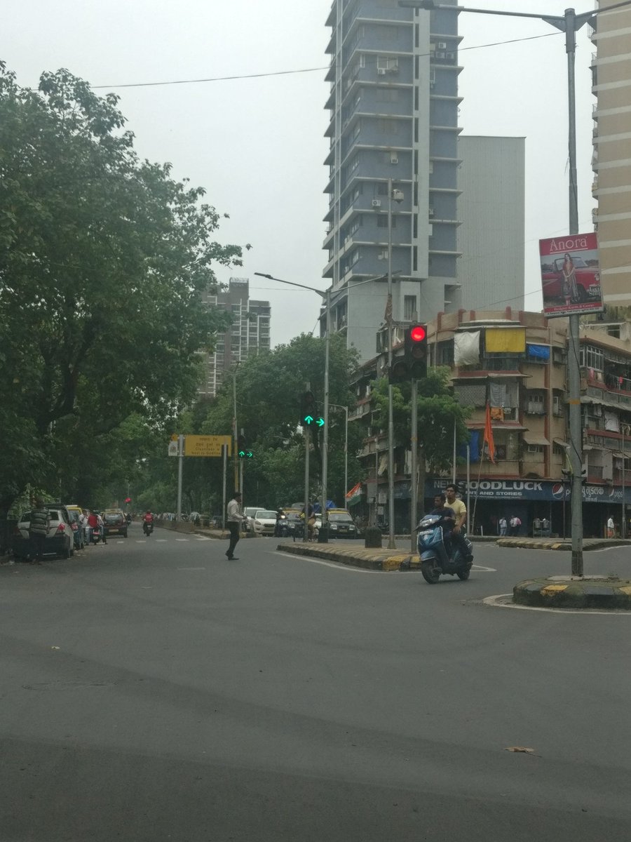 Neil2210's tweet image. Kya karein, kya na karein ye kaisi mushkil haaye?!?! @MumbaiPolice