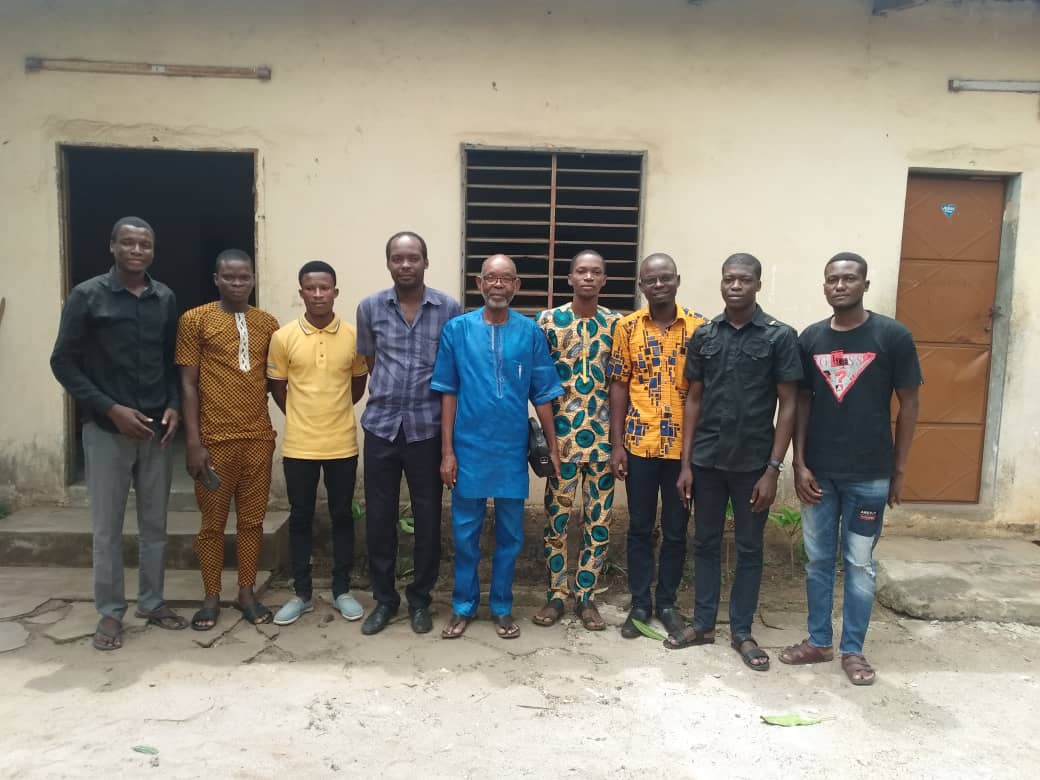 SIGMABENIN's tweet photo. Échanges avec le Professeur HOUNDAGBA Cossi Jean dans le cadre de sa visite au siège de l'ONG @SIGMABENIN. Merci au Professeur pour les conseils, les enseignements et pour l'humilité de toujours dans les actions. Cette séance présage de belles actions à venir ... https://t.co/fzmrfEjtLG