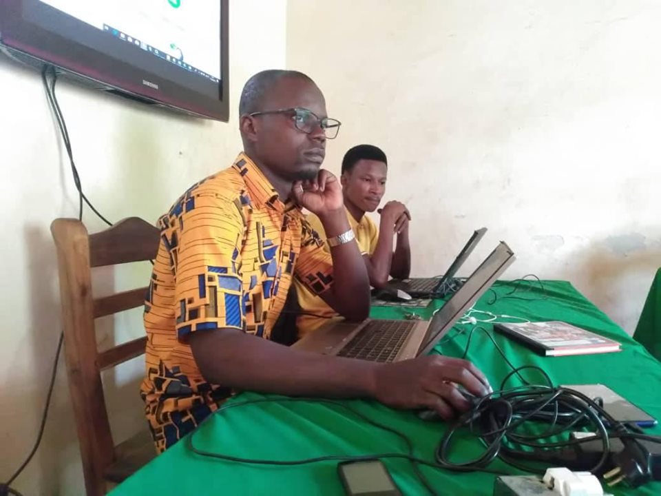 SIGMABENIN's tweet photo. Échanges avec le Professeur HOUNDAGBA Cossi Jean dans le cadre de sa visite au siège de l'ONG @SIGMABENIN. Merci au Professeur pour les conseils, les enseignements et pour l'humilité de toujours dans les actions. Cette séance présage de belles actions à venir ... https://t.co/fzmrfEjtLG