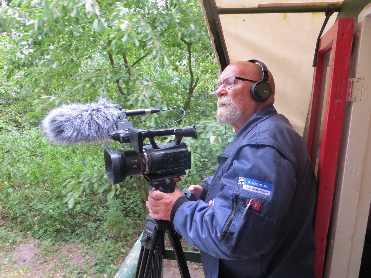 Cameraman Dick Wanschers aan het werk voor <a href="/rtvslingeland/">RTV Slingeland</a> tijdens het werkbezoek van de commissaris van de koning John Berends in Aalten en Winterswijk.