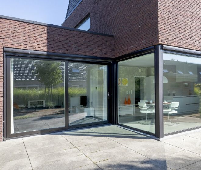 Wie houdt van de natuur en het buitenleven haalt vast veel plezier uit een schuifraam. Je kunt vlotjes van je woning naar je tuin, en dat is handig in tal van situaties. Ontdek hier meer over: deceuninck.nl/blog/schuifdeu…