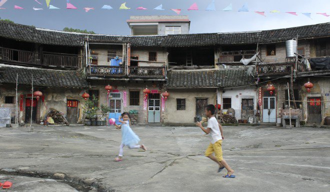 SpruceArch's tweet photo. Tulou houses-When architecture isn't used to demonstrate social hierarchy. Made from stone, bamboo, wood, &amp; even sticky rice, they shape a “closed outside, open inside" environment. Designed as vertical strips, families owned a strip, large families= more strips. #HousesOfEquals https://t.co/vOiSOinfPt
