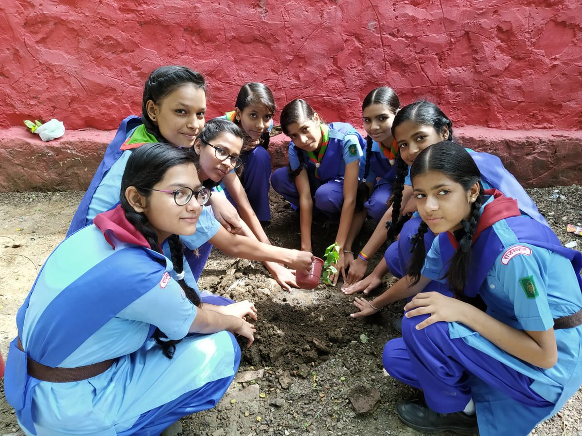 StateScout's tweet photo. राजस्थान राज्य भारत स्काउट एंड गाइड मुख्यालय कोटा में स्थित नालंदा सीनियर सेकेंडरी स्कूल में स्काउट गाइड द्वारा वृक्षारोपण किया। 
#RajasthanScouts #BharatScouts #ScoutandGuide @bsgnhq https://t.co/nkRKsTV94A
