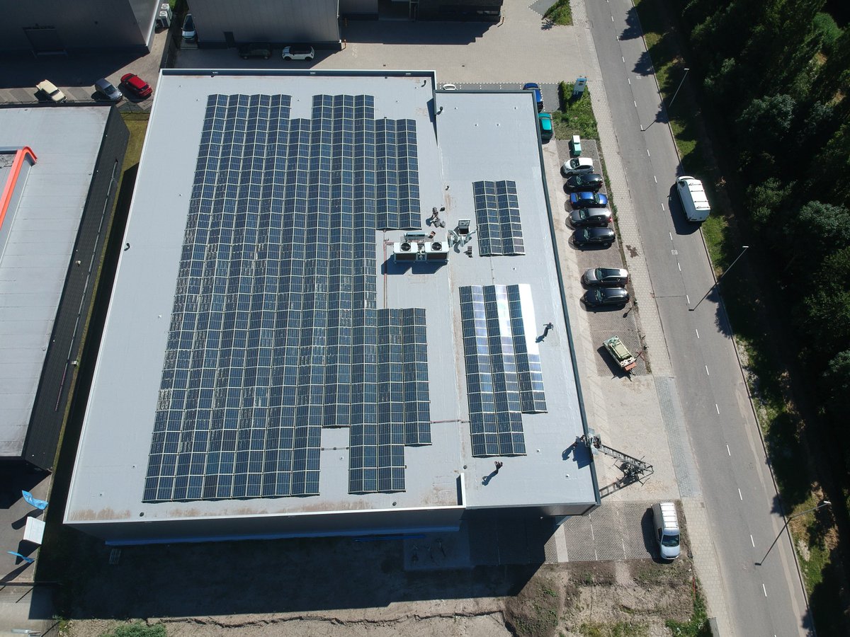 EASY_NC's tweet photo. Ons nieuwe kantoor van bovenaf gezien. Met maar liefst 508 zonnepanelen zijn wij voorzien van onze eigen, duurzame zonne-energie. #duurzaam #zonnepanelen #kantoor #energie https://t.co/dQtlUgJAGl