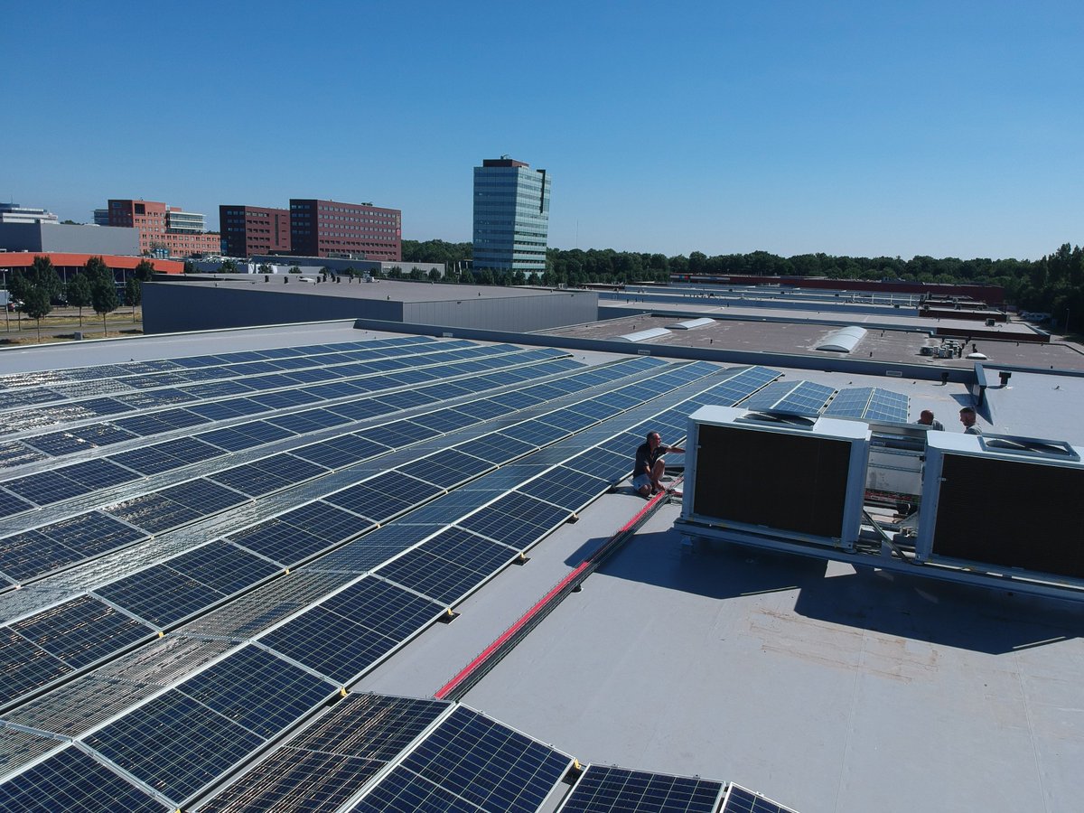 EASY_NC's tweet photo. Ons nieuwe kantoor van bovenaf gezien. Met maar liefst 508 zonnepanelen zijn wij voorzien van onze eigen, duurzame zonne-energie. #duurzaam #zonnepanelen #kantoor #energie https://t.co/dQtlUgJAGl