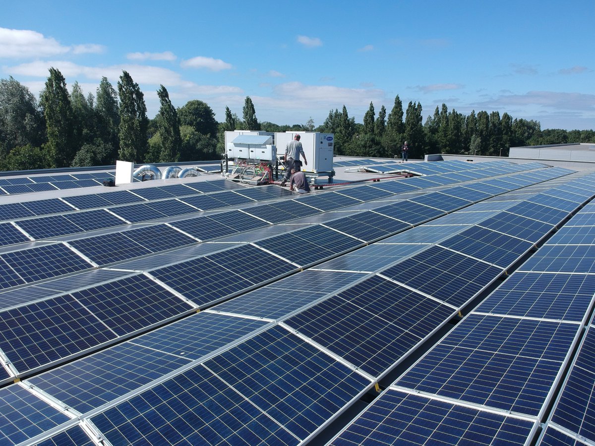EASY_NC's tweet photo. Ons nieuwe kantoor van bovenaf gezien. Met maar liefst 508 zonnepanelen zijn wij voorzien van onze eigen, duurzame zonne-energie. #duurzaam #zonnepanelen #kantoor #energie https://t.co/dQtlUgJAGl