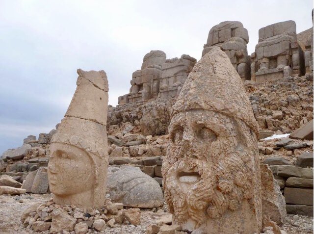 drhasantanyeri's tweet photo. Nemrut Dağı Heykelleri, Adıyaman - Burun, ön yüz bölgesinin tamponudur. Yüze gelen darbeleri burun karşılar. Yapısı itibariyle kemik ve kıkırdaktan yapılı olan burun yüze gelen darbeleri emer. Bu nedenle burunda darbeye bağlı kalıcı şekil değişikliği ve işlev bozukluğu olabilir. https://t.co/O9bCJbIoHh