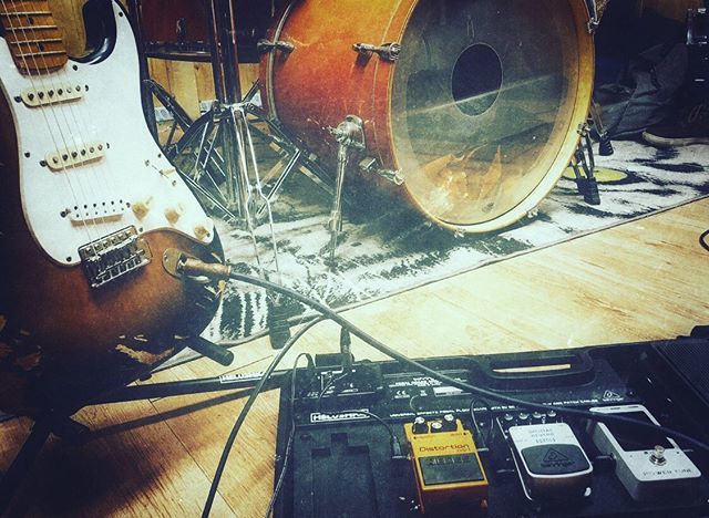 OffHelushka's tweet photo. Siamo elettrici🔥⚡️ #helushka #rock #rockband #rockitaliano https://t.co/1VFWL0YlbM https://t.co/PcMDnW5qPm