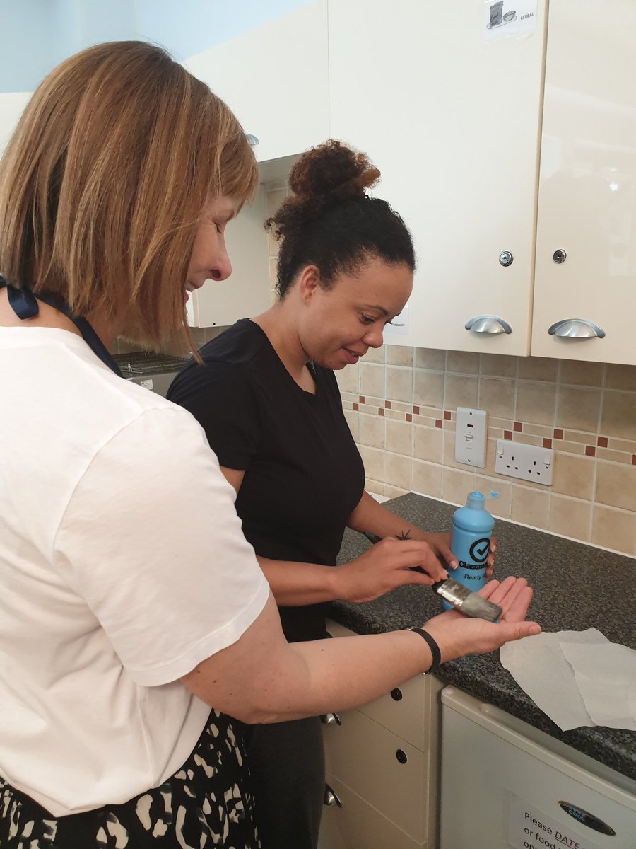 Tracey_Tebbutt's tweet image. Lovely visit, always a pleasure with @maryelford catching up, bit of hand painting &amp;amp; chatting in the garden about the team at cedar house, recovery and people participation 🤩♥️ #proudmanager @NHS_ELFT @ELFT_Council @Rebeccacoughla3 @LutonWtg @baggybinny @stsandford @hozadolly