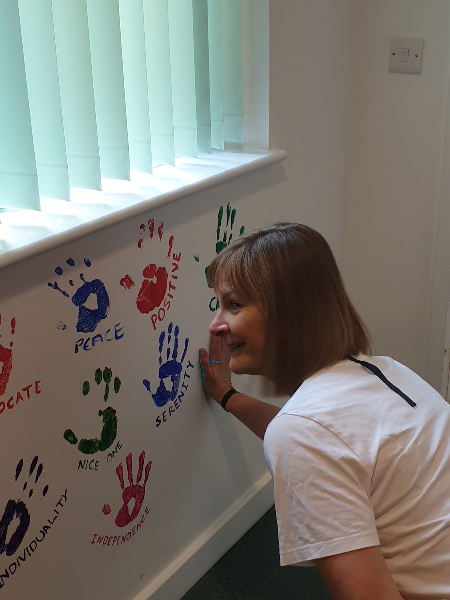 Tracey_Tebbutt's tweet image. Lovely visit, always a pleasure with @maryelford catching up, bit of hand painting &amp;amp; chatting in the garden about the team at cedar house, recovery and people participation 🤩♥️ #proudmanager @NHS_ELFT @ELFT_Council @Rebeccacoughla3 @LutonWtg @baggybinny @stsandford @hozadolly