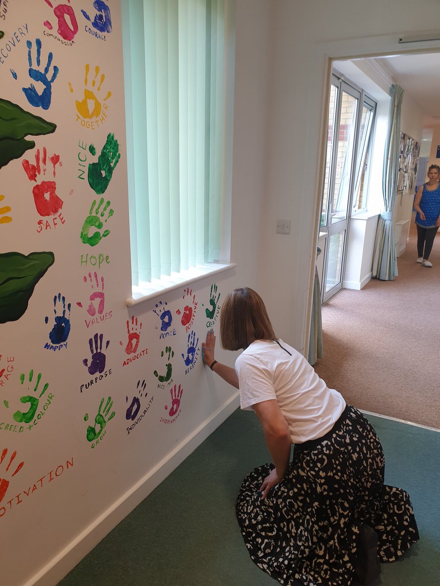 Tracey_Tebbutt's tweet image. Lovely visit, always a pleasure with @maryelford catching up, bit of hand painting &amp;amp; chatting in the garden about the team at cedar house, recovery and people participation 🤩♥️ #proudmanager @NHS_ELFT @ELFT_Council @Rebeccacoughla3 @LutonWtg @baggybinny @stsandford @hozadolly