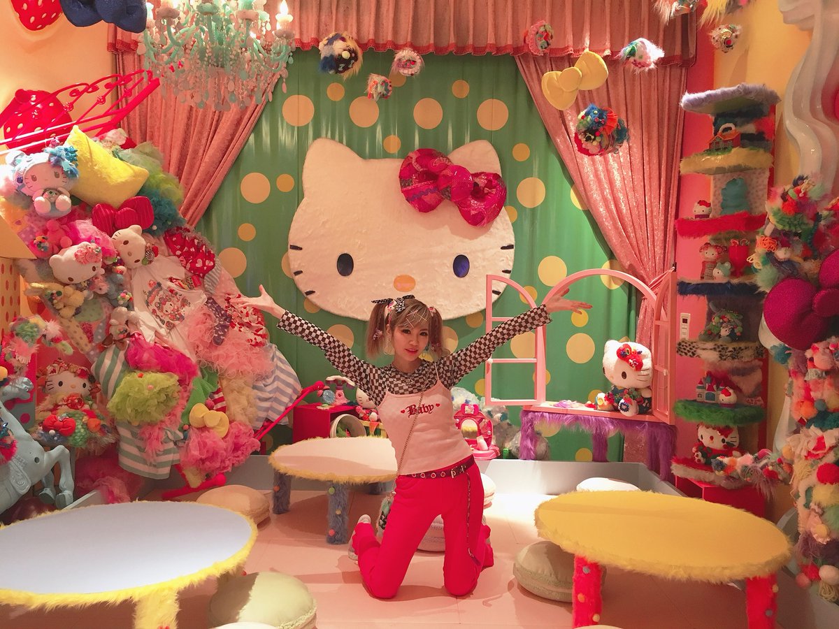 あさちる 7月12日 金 から9月1日 日 まで ハローキティ ちゃんと カワイイモンスターカフェ が夢のコラボ キティーちゃん Kawaiiがたくさん詰まっているmel Tea Hello Kitty Roomは可愛すぎる為 予約必須 コラボメニューやグッズ Kmcでしか