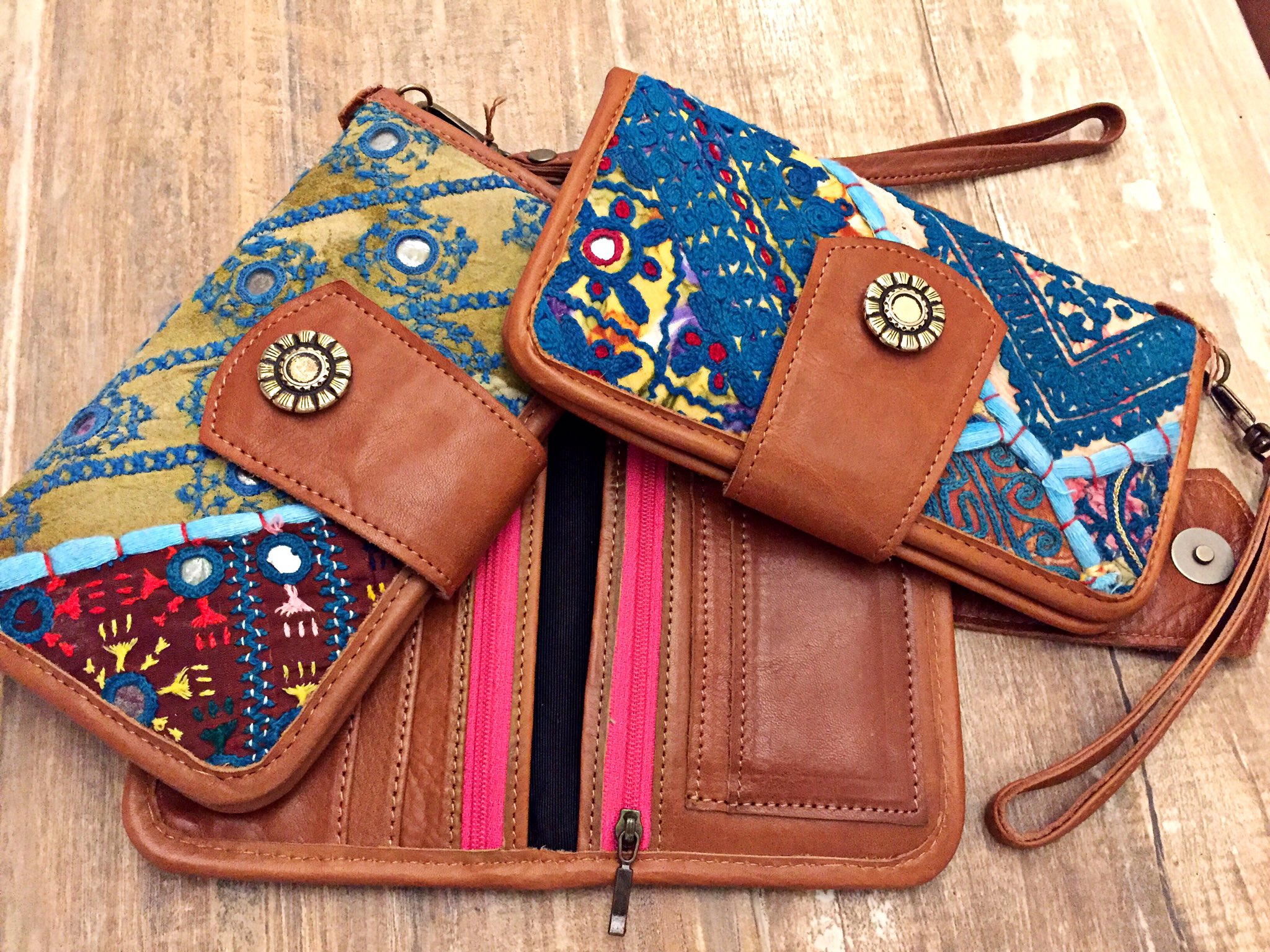 Cocolichando on Twitter: "Se el día del amigo y hoy queremos compartir con ustedes estas billeteras de cuero y textiles hindúes,confeccionadas a mano, súper amplias y cómodas HOY ABRIMOS DE 17