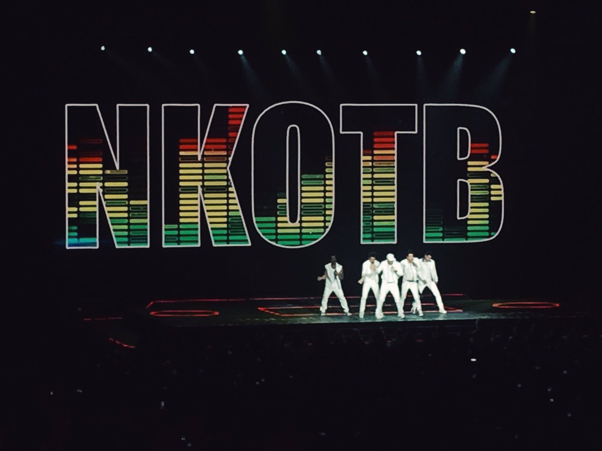 Linz4815's tweet photo. Amazing night in #yeahTHATgreenville! @nkotb #mixtapetour #cassettecam #80sgirl #stillablockhead https://t.co/p6iZdjwHan