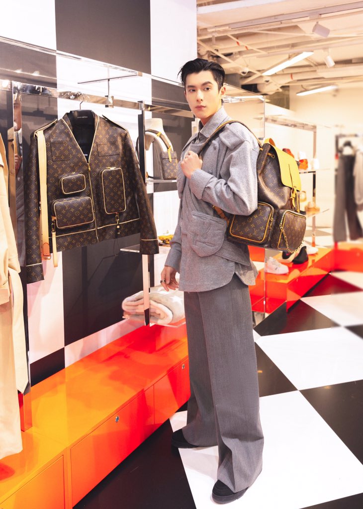 cdrama tweets on X: Dylan Wang attends a Louis Vuitton Men's 2019