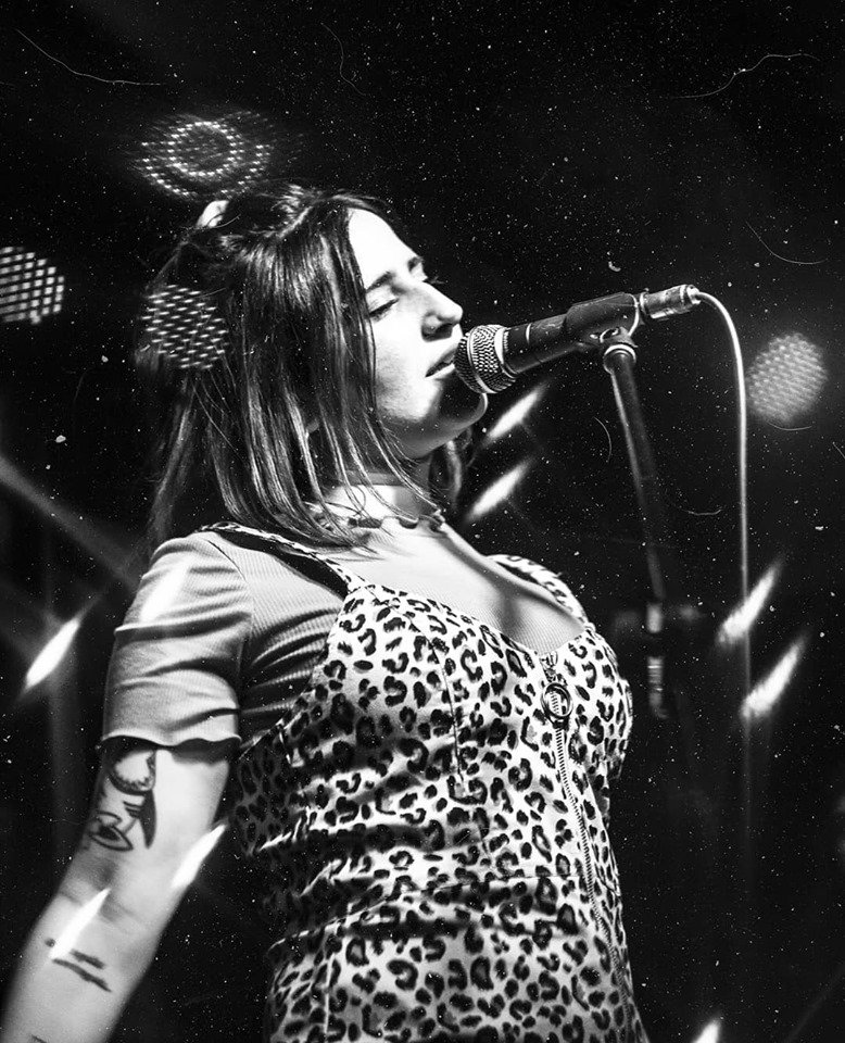 lavoztelurica's tweet photo. ❓ #TestTelúrico: #Aida de @WGuineu responde a nuestro test y nos escoge sus canciones para cada momento y situación. Incluye lista de spotify (seguramente la más guerrera). ¡Gracias por jugar!. https://t.co/oYpp4DueiA https://t.co/RsHBqPAUi8
