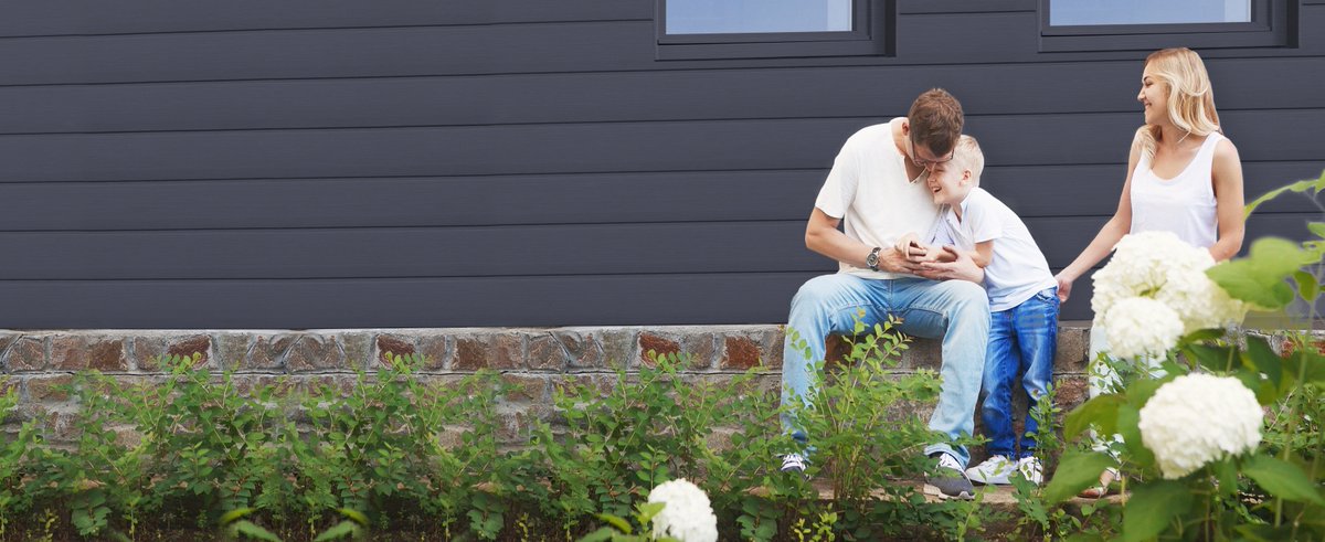 De perfecte gevelbekleding is pas helemaal af als ze met oog voor detail is afgewerkt. De nieuwe Premium Vlak 200-gevelplank is volledig vlak en dankzij een discreet koppelstuk is de voeg tussen twee horizontaal aansluitende planken nagenoeg onzichtbaar. deceuninck.nl/nl/gevelbekled…