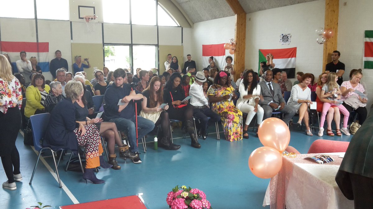 MarryMos's tweet photo. Yes! Vandaag studeerden zes mensen af als begeleider met ervaringsdeskundigheid in armoede en sociale uitsluiting! Een knappe prestatie. Met dank aan #edasu iav Prinses Laurentien #alliantiekinderarmoede https://t.co/cgQ38qxVJ3
