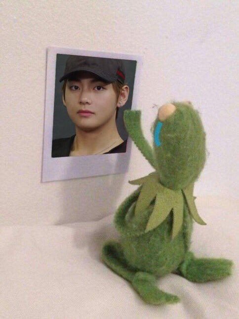 Chee_niie's tweet photo. [ Chuyên mục chuyện hằng ngày của tôi ] 
Ngắm Taehyung kkkk
#MGMAVOTE #BTS @BTS_twt https://t.co/zDK7XMJptF