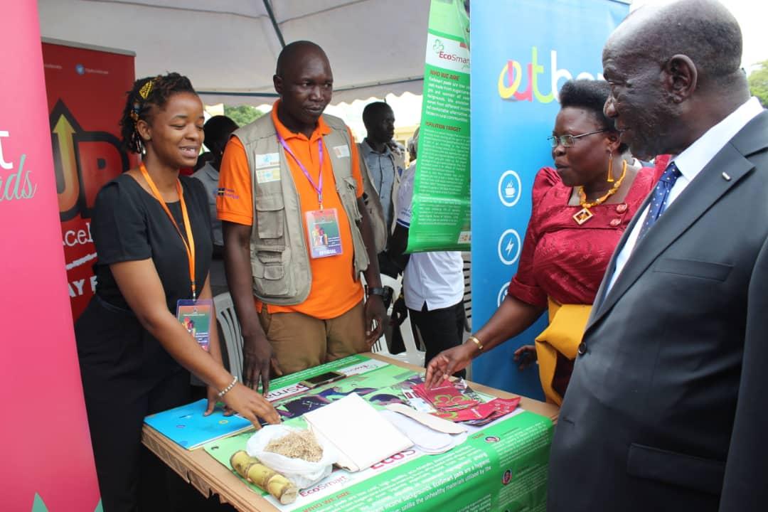UpAccelerate's tweet photo. #EcoSmartPads, and #UpAccelerate alumni demonstrating to the Vice President , Edward Ssekandi, how they produce pads from sugarcane husks. CX @UNFPAUganda @reachahand @OutboxHub https://t.co/2u3G6wC8xC
