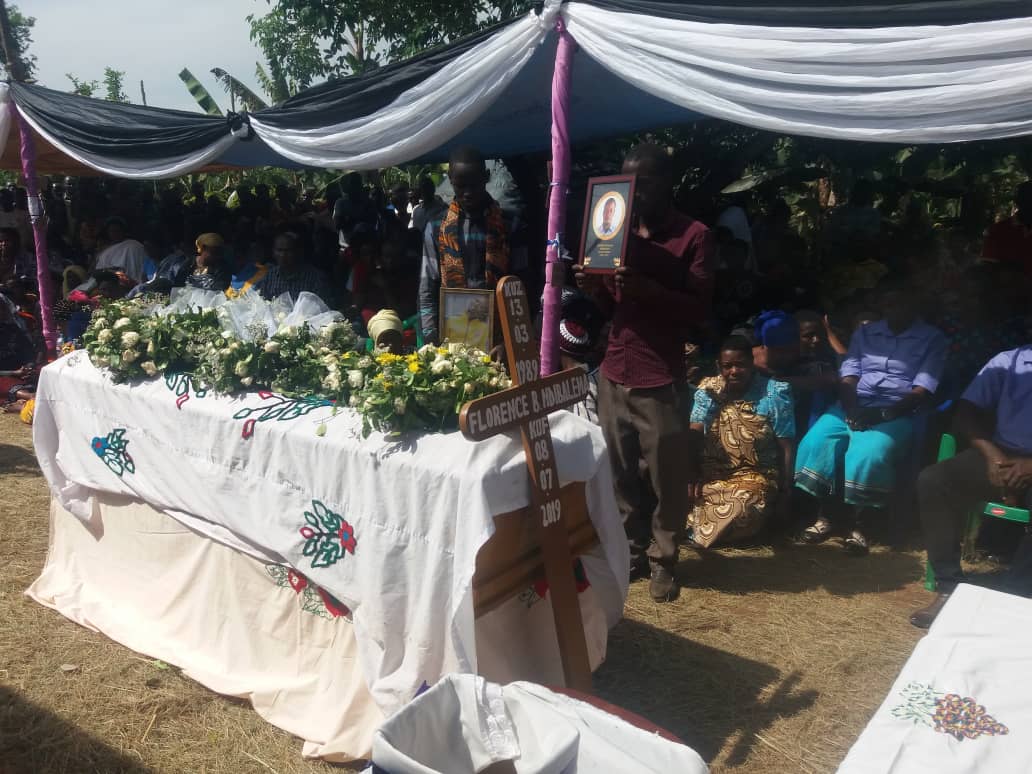 azamtvtz's tweet photo. Ibada ya kumuombea marehemu Florence Ndibalema ikiendelea kabla ya mazishi kufanyika baadaye leo huko Karagwe.
#RIPSaid #RIPFlorence #RIPWandwi #RIPSalim #RIPSilvanus #RIPNduguZetu https://t.co/LB1qOw4bny