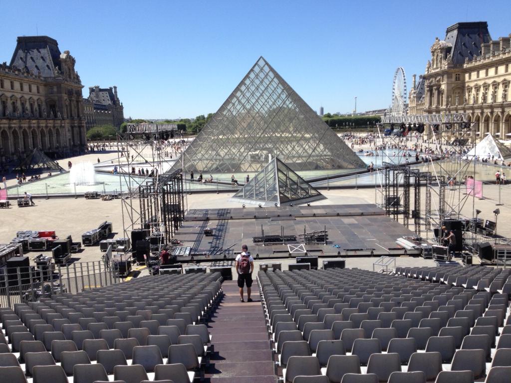 CCNLR17's tweet photo. Un break à Mozart 1.1 de @kaderAttou @CCNLR17 avec @OrchestCElysees en représentations exceptionnelles au @MuseeLouvre avec @Parislete pour les 30 ans de la Pyramide. RV du 12 au 14 juillet à 22h30 pour les chanceux qui ont des billets ! https://t.co/KOKtMqChmY https://t.co/RiJbab3qb1