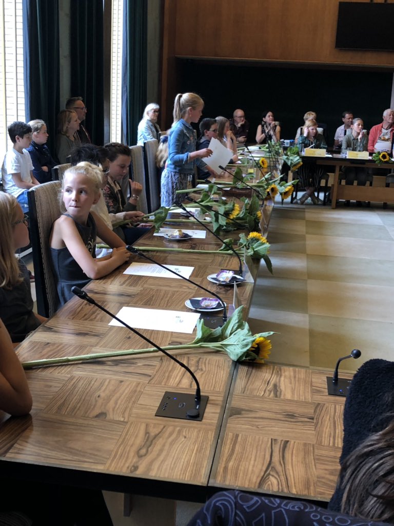 Hilversum heeft voor de 3e keer op rij een nieuwe Kindergemeenteraad. Woensdag 10 juli zijn de kinderen geïnstalleerd van 7 verschillende scholen. Er was veel animo van familie, vrienden en leerkrachten. De kinderen kregen een mooie zonnebloem mee! Ze starten in september a.s.