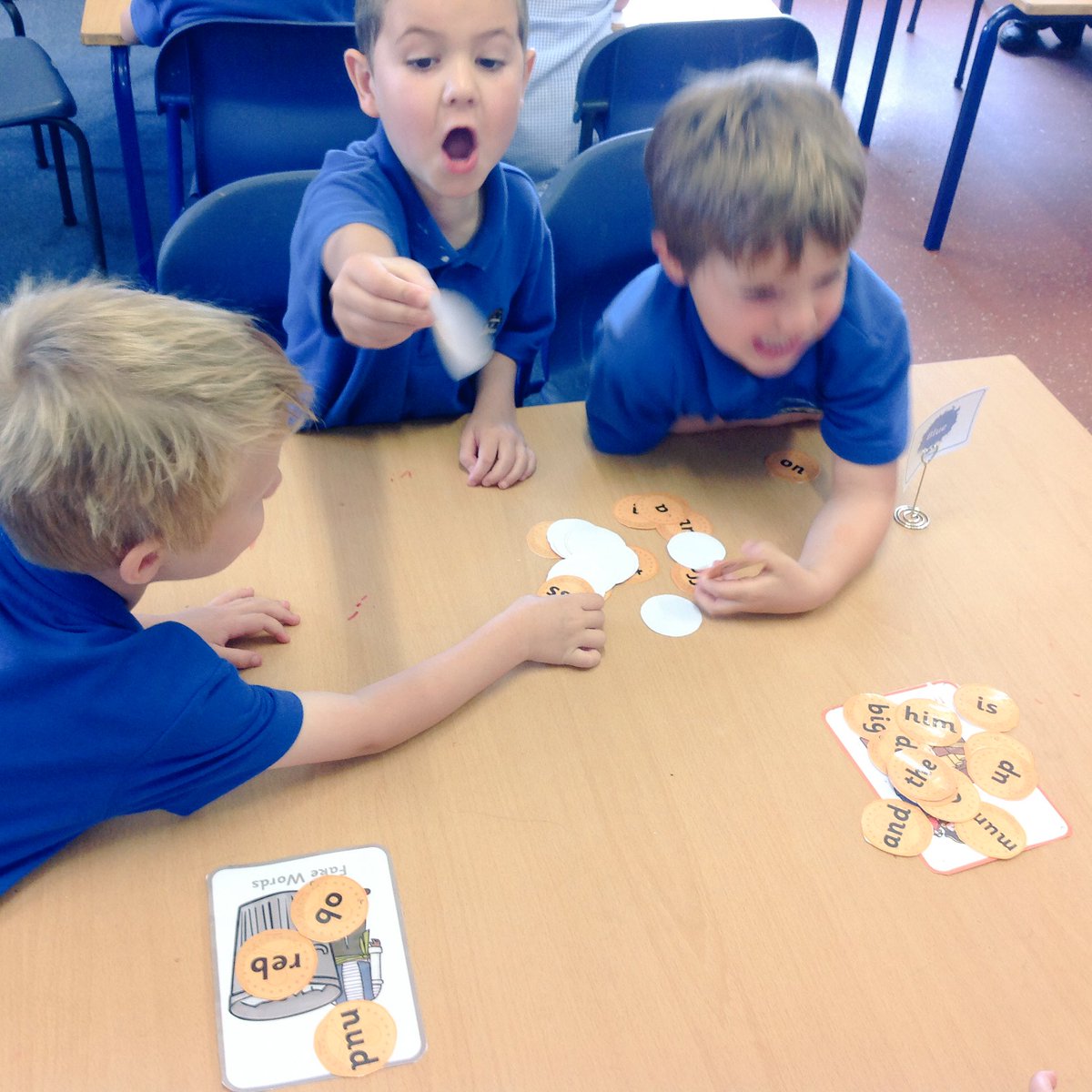 RDA_LPS's tweet photo. We were very excited about sorting real and fake words! @REC_LPS @1RP_LPS #LPSeyfs https://t.co/0SHYKlZK5w
