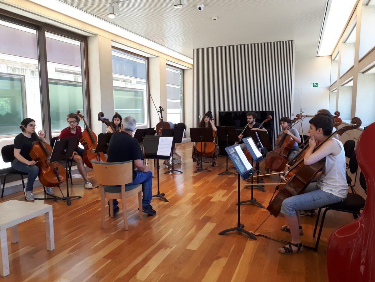 auditoribcn's tweet photo. Aquest vespre, tens l'oportunitat de veure en directe el fantàstic violoncel·lista Giovanni Sollima amb el Music Up Close Cello Ensemble interpretant un programa que et permetrà viatjar per Europa i les tradicions dels seus països ➡️ https://t.co/rRf0IApgYM
#MusicUpCloseNetwork https://t.co/4nc1ZtRYm7