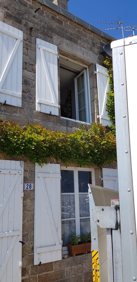 Top floor window entrance for mattress delivery today !