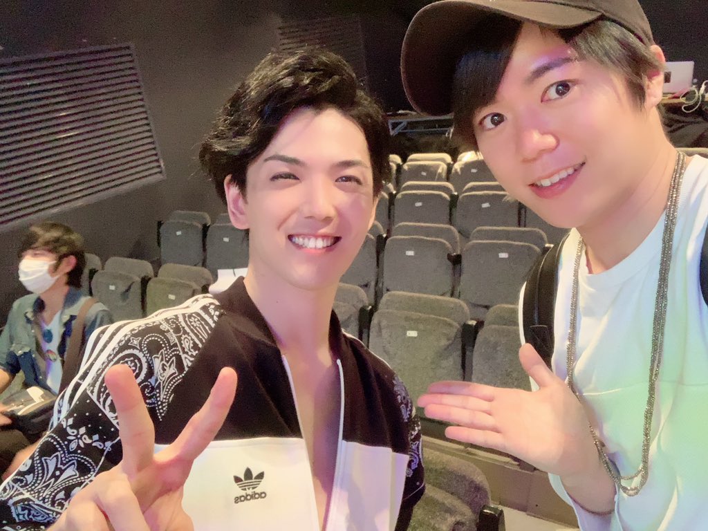 yak2vn's tweet photo. 満腹企画 舞台「封印壊除」観劇してきました‼️
カエデソウのメンバーもたくさん出演していて平さんの脚本演出✨
久しぶりにみんなに会えました‼️
小俣くんも誠人もめちゃくちゃ久しぶりだったわ😝
共演者の舞台観るとめっちゃ刺激になるし、新たな一面も…
とりあえず平さんはズルい役です🤭
#封印壊除 https://t.co/fMlYJP1tDm