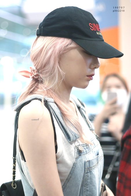 [PHOTO] 190707 Taeyeon - Airport (Hongkong back to Korea) D_MsWq_UcAEhO6Y?format=jpg&name=small