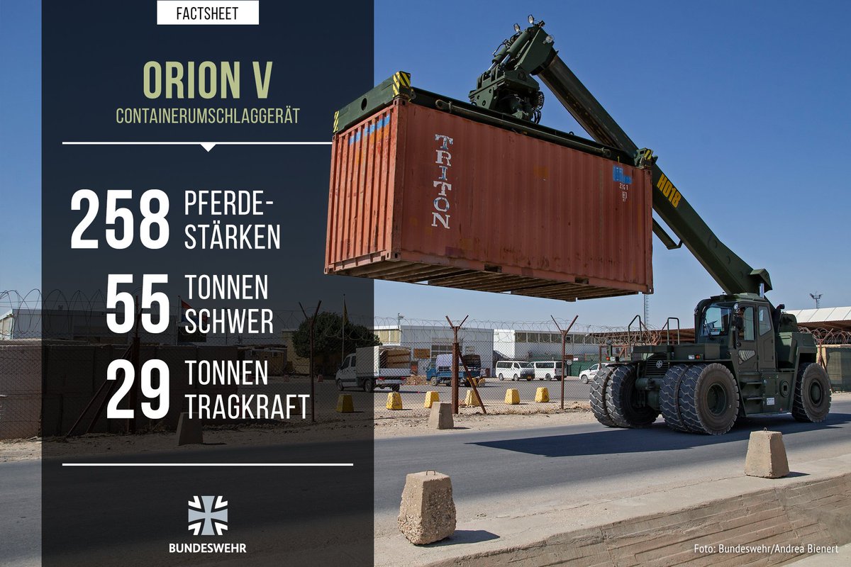 bundeswehrInfo's tweet image. #Factsheet: Im Camp Marmal stapelt und versetzt er das, woraus ein Feldlager größtenteils besteht: Wohn-, Arbeits-, Lager-, Material- und Lastcontainer. Unser #EmbeddedCommunity-Team bei @ResoluteSupport stellt vor: das Containerumschlaggerät &quot;Orion V&quot;. bit.ly/OrionV