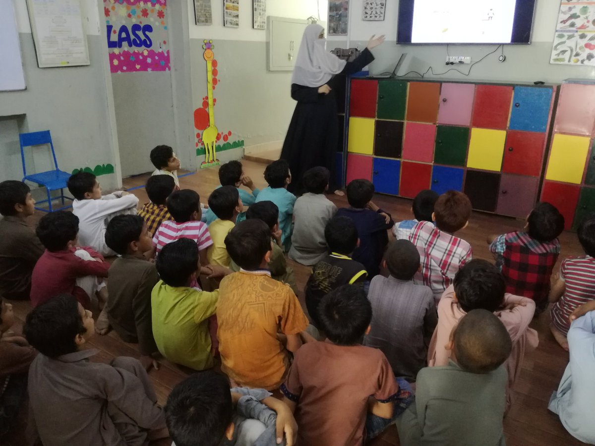 LahoreRotaract's tweet photo. First session of 2019-20
On #heat_stroke
A remarkable day at zaawiya trust school students with our speaker Ms. Fareeha ✨🍃
#warmup
#presentation
#question_answers

#peopleofaction
#jurogaytojanogay https://t.co/710IwDbCTa
