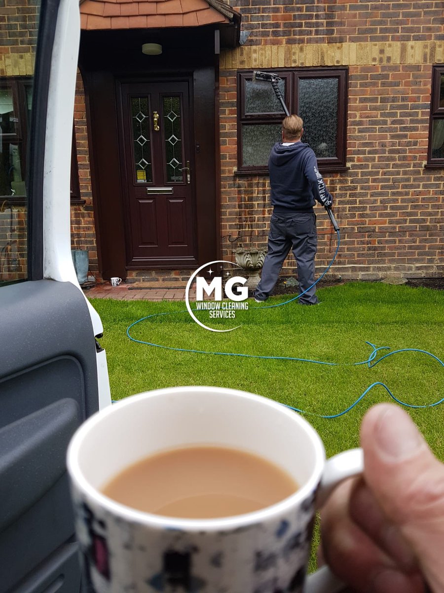 CleaningMg's tweet photo. Our Charlie knocking out one of our many residential jobs last year and making those windows shine!!! All whilst Mr MG enjoyed a lovely cup of 🤷‍♂️😂😂😂#ThrowbackThursday https://t.co/Vh2sBf621r