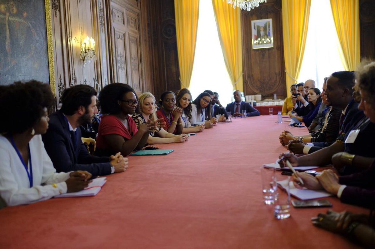 SibethNdiaye's tweet photo. Temps d’échange avec des jeunes leaders issus des diasporas africaines aujourd’hui à l’@Elysee. 

Vous évoluez entre deux continents, comme je l’ai fait, et cette double culture est votre force! Votre engagement, l’Afrique comme la France vous en remercient. #ParlonsDAfrique https://t.co/nCbLhK6E35