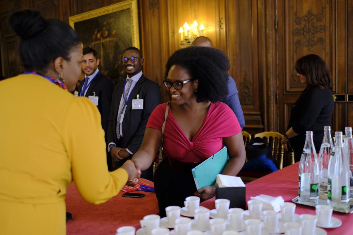 SibethNdiaye's tweet photo. Temps d’échange avec des jeunes leaders issus des diasporas africaines aujourd’hui à l’@Elysee. 

Vous évoluez entre deux continents, comme je l’ai fait, et cette double culture est votre force! Votre engagement, l’Afrique comme la France vous en remercient. #ParlonsDAfrique https://t.co/nCbLhK6E35