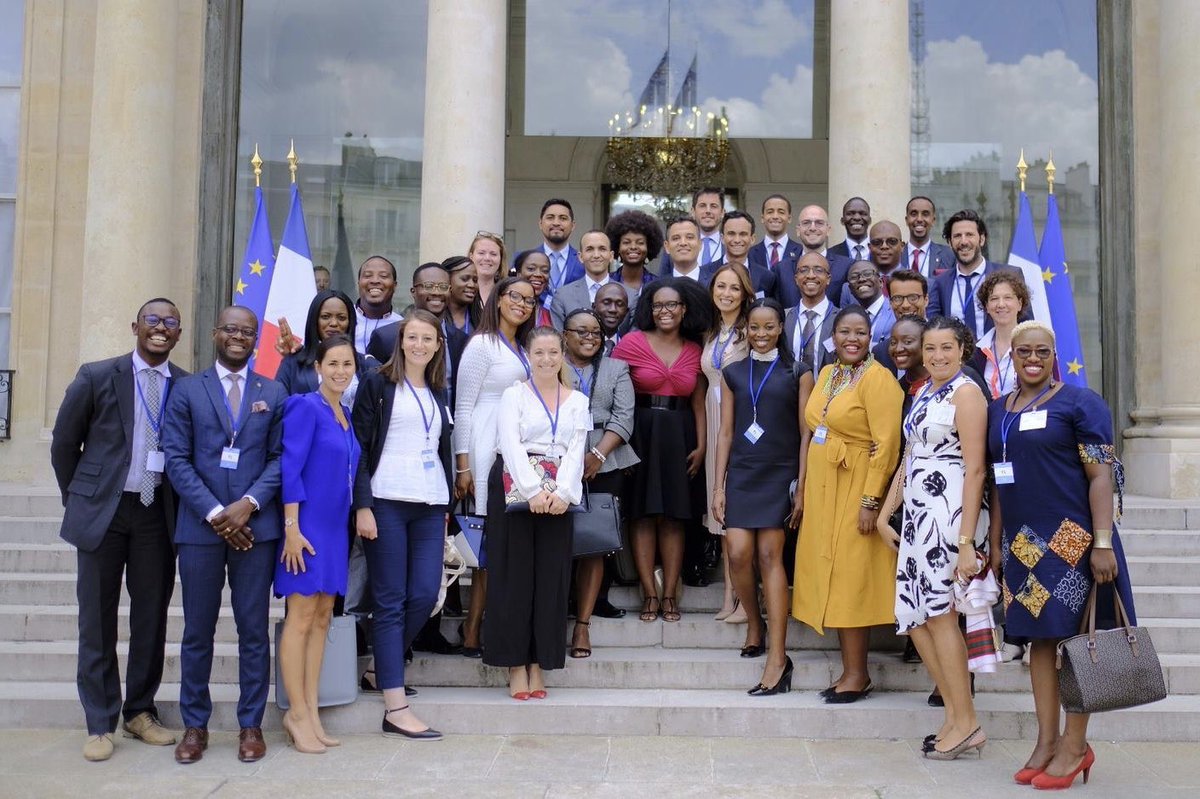 Temps d’échange avec des jeunes leaders issus des diasporas africaines aujourd’hui à l’<a href="/Elysee/">Élysée</a>. 

Vous évoluez entre deux continents, comme je l’ai fait, et cette double culture est votre force! Votre engagement, l’Afrique comme la France vous en remercient. #ParlonsDAfrique
