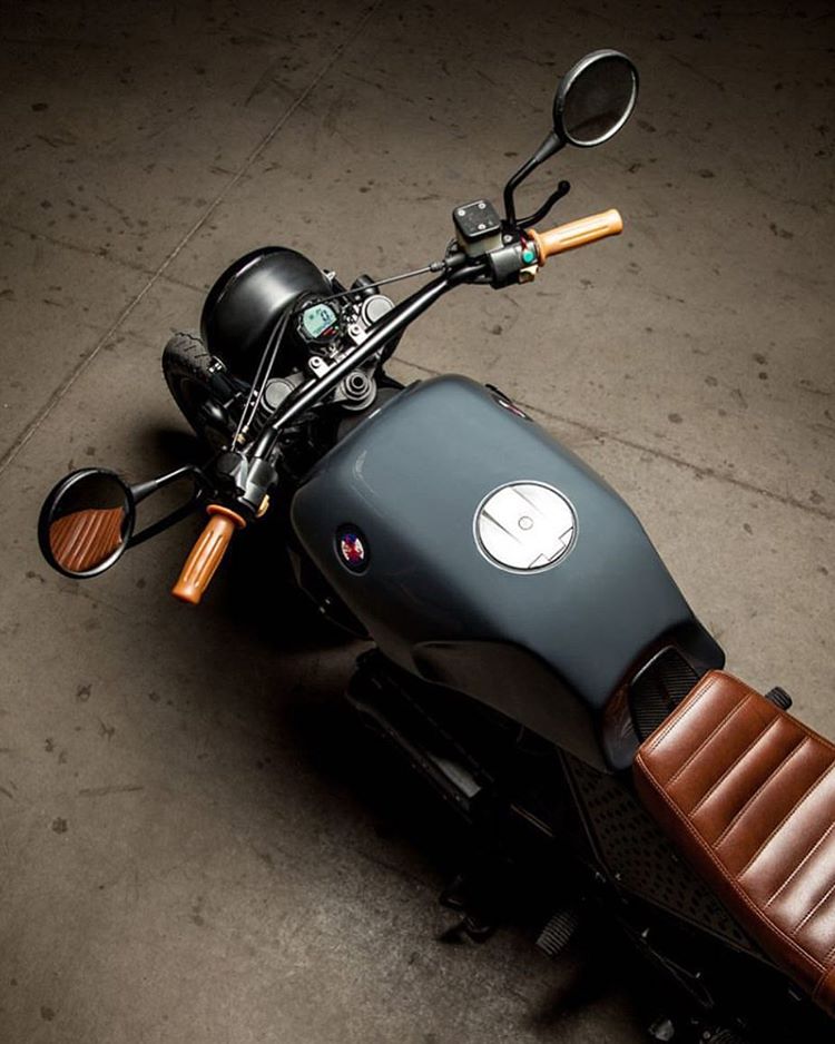 MasadaMoto's tweet photo. BMW K100 foi a primeira moto equipada com sistema de feios antitravamento. Em 1988 estava chegando às lojas com freios ABS. (Na imagem é um modelo Cafe Racer) 

#caferacer #bmwk100 #k100 #moto #motociclismo #duasrodas #amomoto #motobrasil #motopeças #pilotagem #motobr https://t.co/PT932Io3D8
