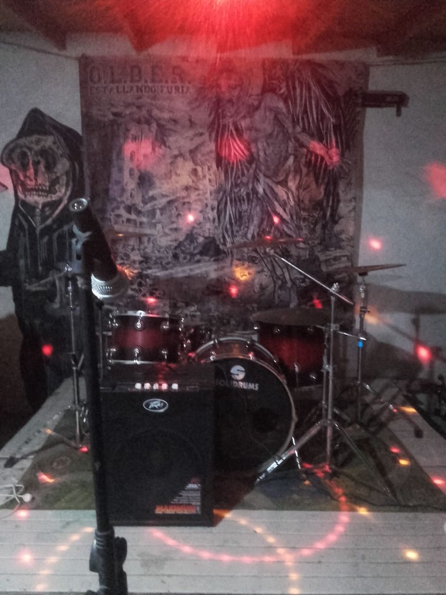 OlderHcPunk's tweet photo. Feliz día a tod@s los bateristas... Y un especial saludo para el nuestro "Pantera" y para "Maty" que tmb le entra al tancho 😂
Salud 🍻
#OlderHcPunk2019 #LaVuelta #EstallandoFuria #Identidad https://t.co/07HwhNESj7