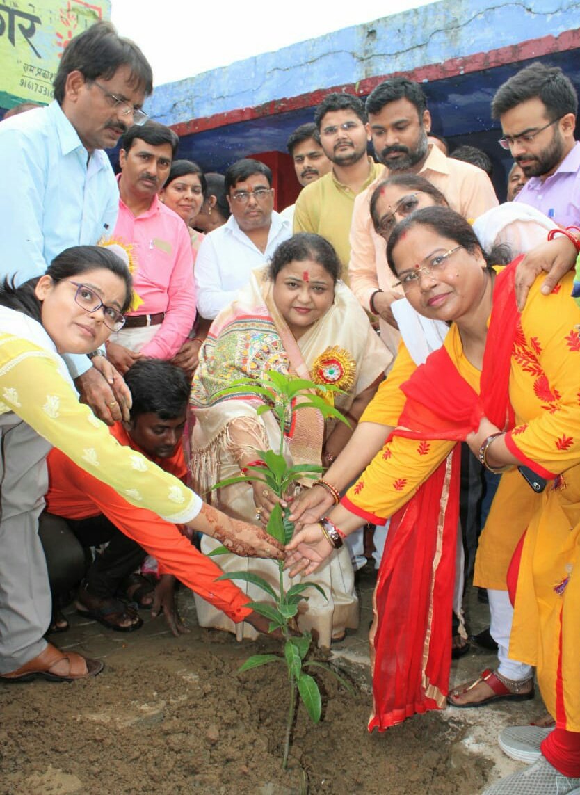 anupmajaisbjp's tweet photo. आज जनपद गोण्डा के ब्लॉक झंझरी में "स्कूल चलो अभियान" के अंतर्गत आयोजित कार्यक्रम में बच्चों को स्कूल ड्रेस एवं पाठ्य पुस्तक वितरित किया । इस अवसर पर परिसर में वृक्षारोपण भी किया ।
#AaoSchoolChaleHum
#TransformingUPBasicEducation https://t.co/9sECPFwLae