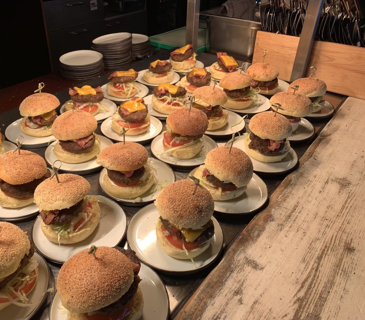 BasketAmsterdam's tweet photo. Afgelopen dinsdag was er een walking dinner bij The Basket Amsterdam. Onze chef en zijn keukenteam hebben heerlijke gerechten verzorgd! 🍔 Ook iets te vieren? Maak gebruik van een van onze invullingen. Meer info op: https://t.co/SxiP9etRum https://t.co/yEhhyBncAW