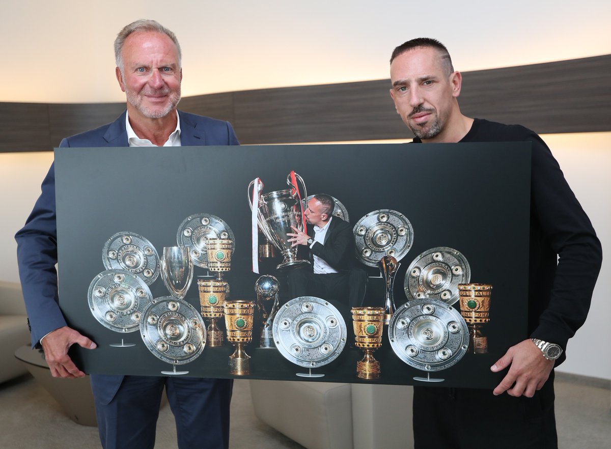 Fc Bayern Munchen Uberraschung Fur Franckribery Er Bekam Heute Von Karl Heinz Rummenigge Eine Foto Leinwand Mit All Seinen Gewonnenen Pokalen Uberreicht T Co Lwwyclyki6 Fcbayern T Co X2uzffynbw